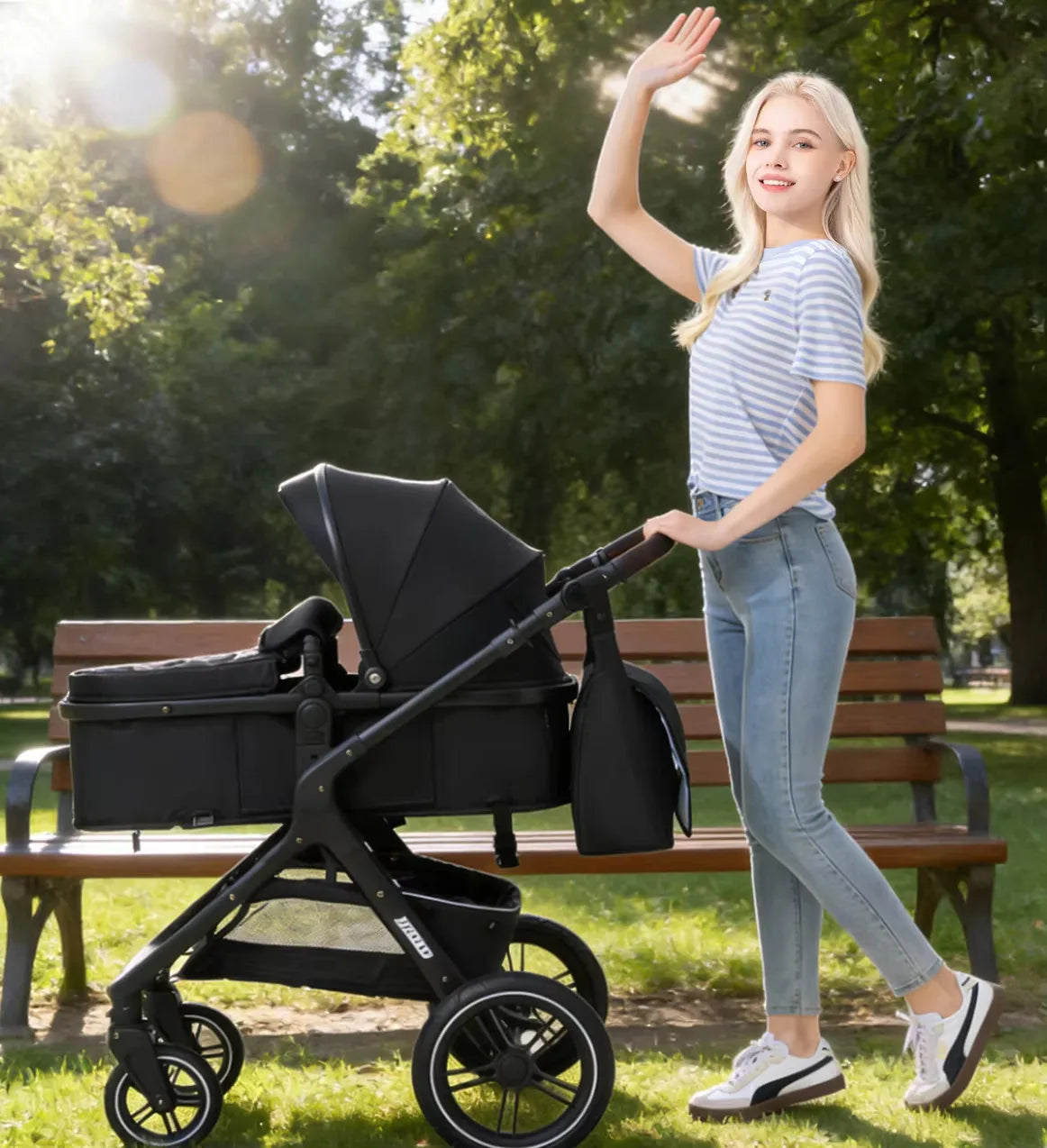 Jeune femme souriante promenant son bebe en poussette 3-en-1 noire mode nacelle dans un parc ensoleille - Choupinoo