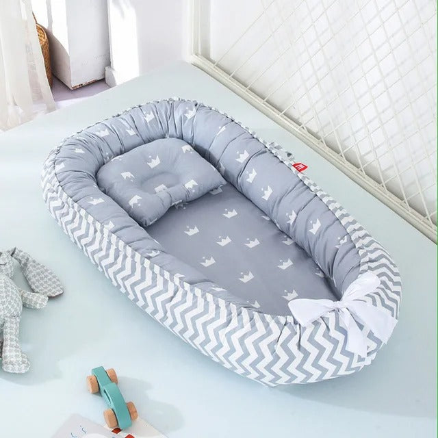 reducteur-de-lit-bebe-gris-couronne