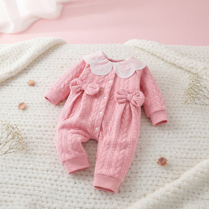 Barboteuse rose matelassée bébé fille posée dans une chambre bébé lumineuse – Choupinoo