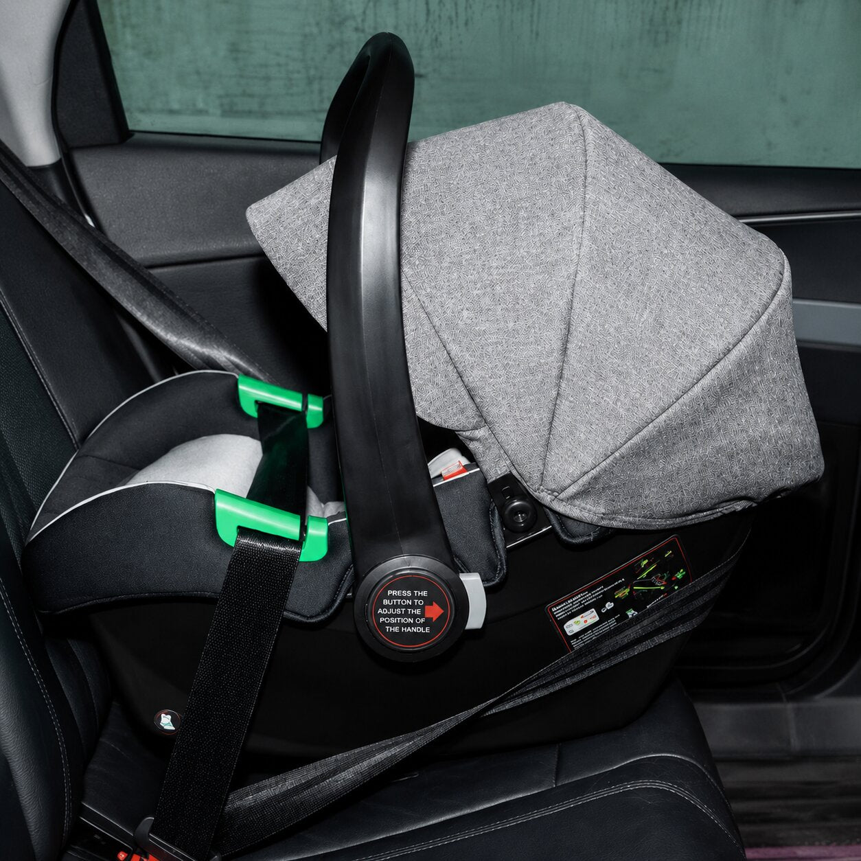 Siege auto groupe 0+ coloris gris installe sur siege arriere de voiture avec harnais de securite, poussette 3 en 1 avec siege auto et nacelle evolutive - Choupinoo