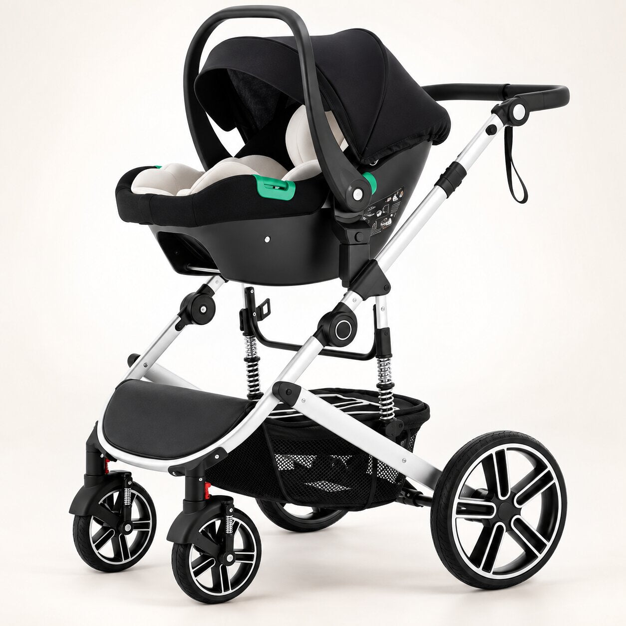 Siege auto groupe 0+ noir installe sur chassis blanc de la poussette 3 en 1 avec siege auto et nacelle evolutive, vue 3/4 - Choupinoo