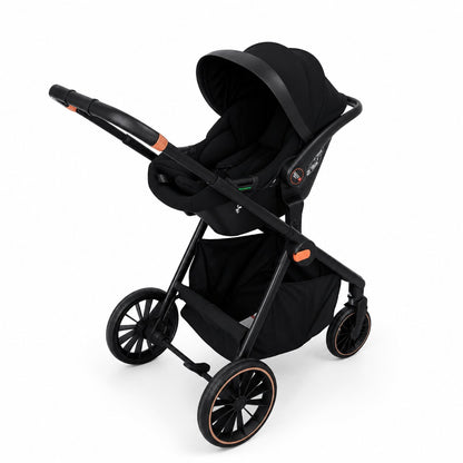 Poussette BabyVoyage 4-en-1 coloris noir avec siege auto installe sur le chassis, vue trois quarts avant sur fond blanc - Choupinoo