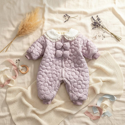 Combinaison bébé fille velours violet matelassé col dentelle double nœud posée sur lit bébé premium vue de dessus – Choupinoo