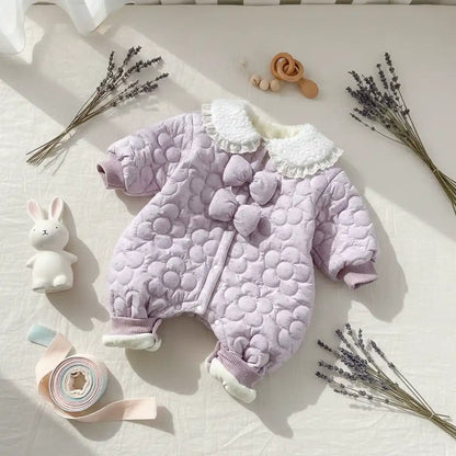 Combinaison bébé fille velours violet matelassé col dentelle double nœud vue de dessus – Choupinoo