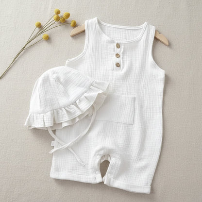 Combishort bébé été en mousseline blanc avec chapeau bob à volants, flat lay minimaliste vue de dessus – Choupinoo