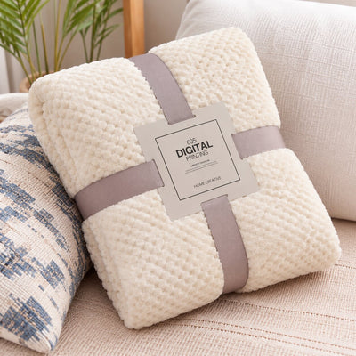 Couverture bébé en polaire crème 100 × 150 cm pliée avec ruban