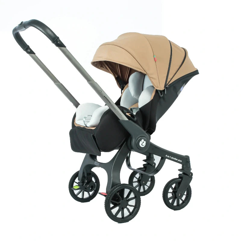 Poussette 4 en 1 Plus coloris beige sable, vue trois quarts avant, châssis noir mat, siège auto intégré avec réducteur nouveau-né, roues tout-terrain - Choupinoo