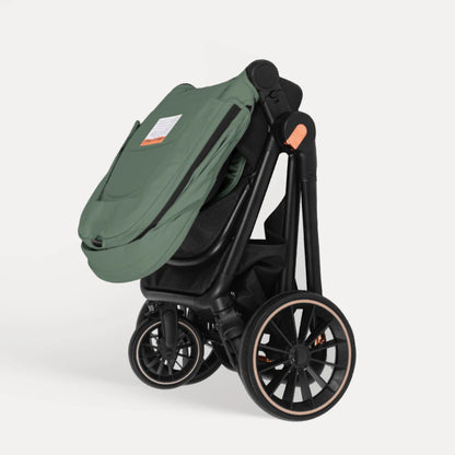 Poussette BabyVoyage 4-en-1 coloris vert kaki pliee compacte en position verticale, vue de cote sur fond gris clair - Choupinoo
