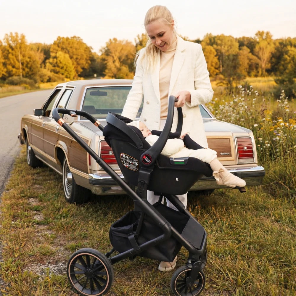 Poussette BabyVoyage 4-en-1 coloris vert kaki en mode siege face parent avec bebe, vue trois quarts avant sur fond blanc - Choupinoo