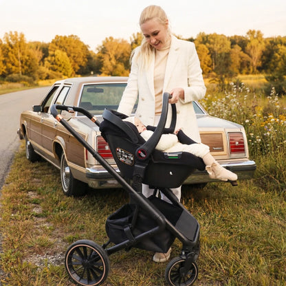 Poussette BabyVoyage 4-en-1 coloris vert kaki en mode siege face parent avec bebe, vue trois quarts avant sur fond blanc - Choupinoo