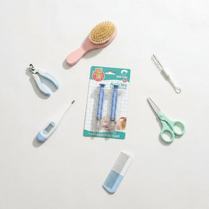 Flat lay d'accessoires bébé pastel avec le packaging blister turquoise de la seringue nasale bébé lot de 2 BPA Free - Choupinoo