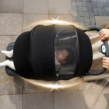 Bébé installé dans la Poussette Bébé Pliable Tout Confort sous la capote