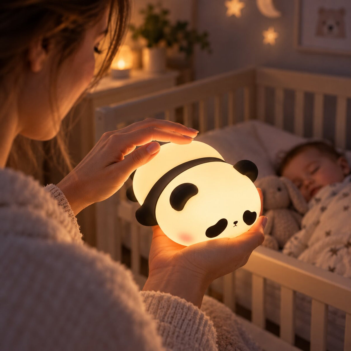 Maman utilisant une veilleuse bébé Panda tactile pour éclairer la chambre pendant la nuit Choupinoo