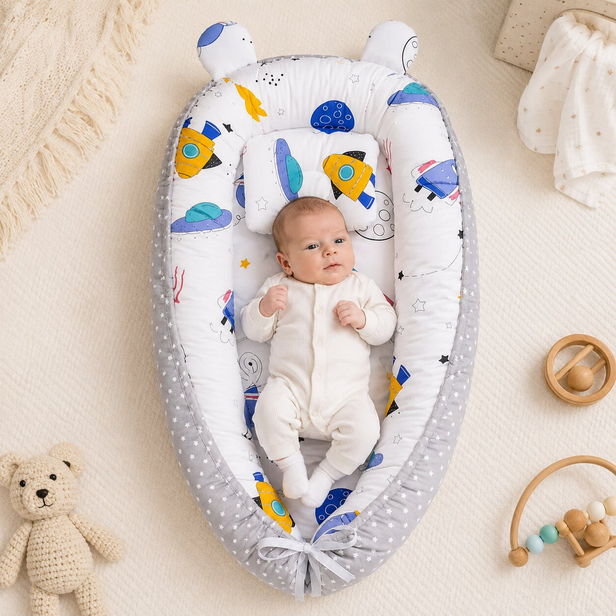 Bebe dans nid d'ange reducteur motif espace fusees oreilles d'ours fond creme - Choupinoo
