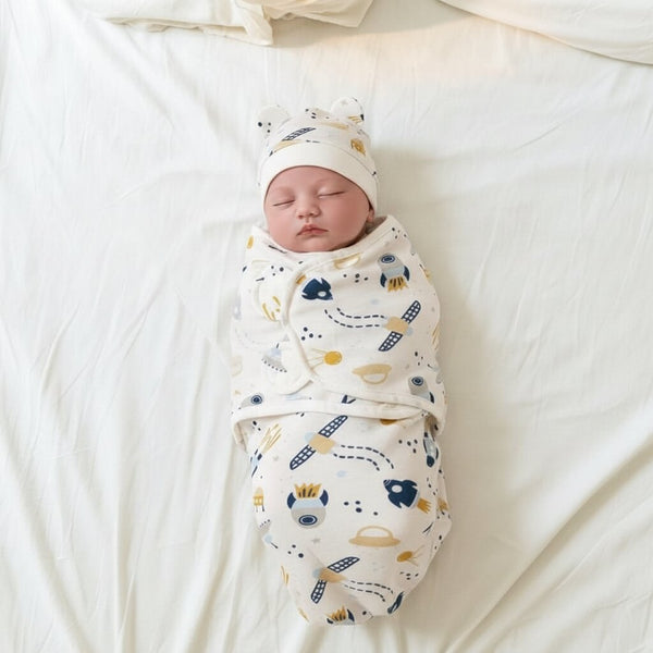 Nouveau-né emmailloté motif Zoo sur lit blanc – couverture emmaillotage bébé coton Choupinoo