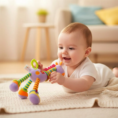 petites mains de bébé qui attrapent le doudou girafe sur une couverture douillette à la maison - Choupinoo