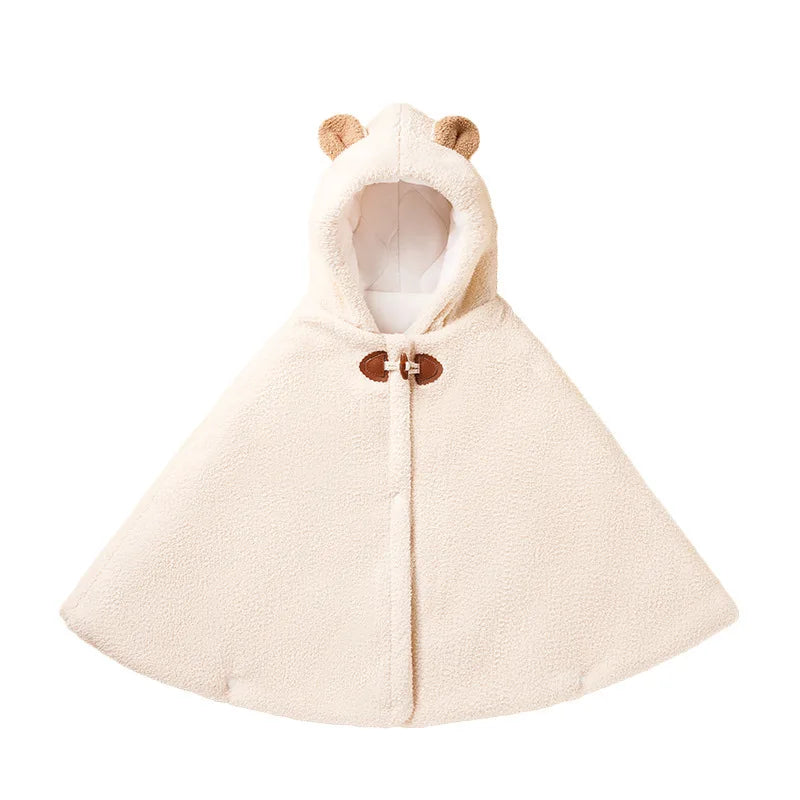 Cape d’hiver bébé écrue vue de face sur fond blanc, avec capuche à oreilles d’ours et attache marron au col - Choupinoo