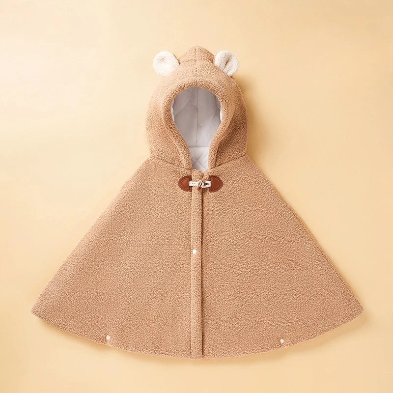 Cape d’hiver bébé marron vue de face sur fond beige, avec capuche à oreilles d’ours et attache au col - Choupinoo