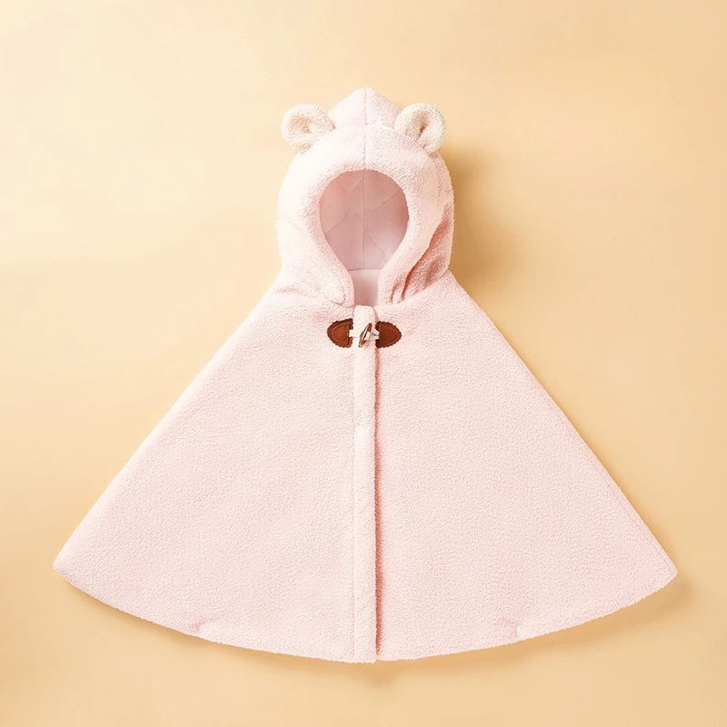 Cape d’hiver bébé rose pâle vue de face, avec capuche à oreilles d’ours, bordure écrue et attache au col - Choupinoo