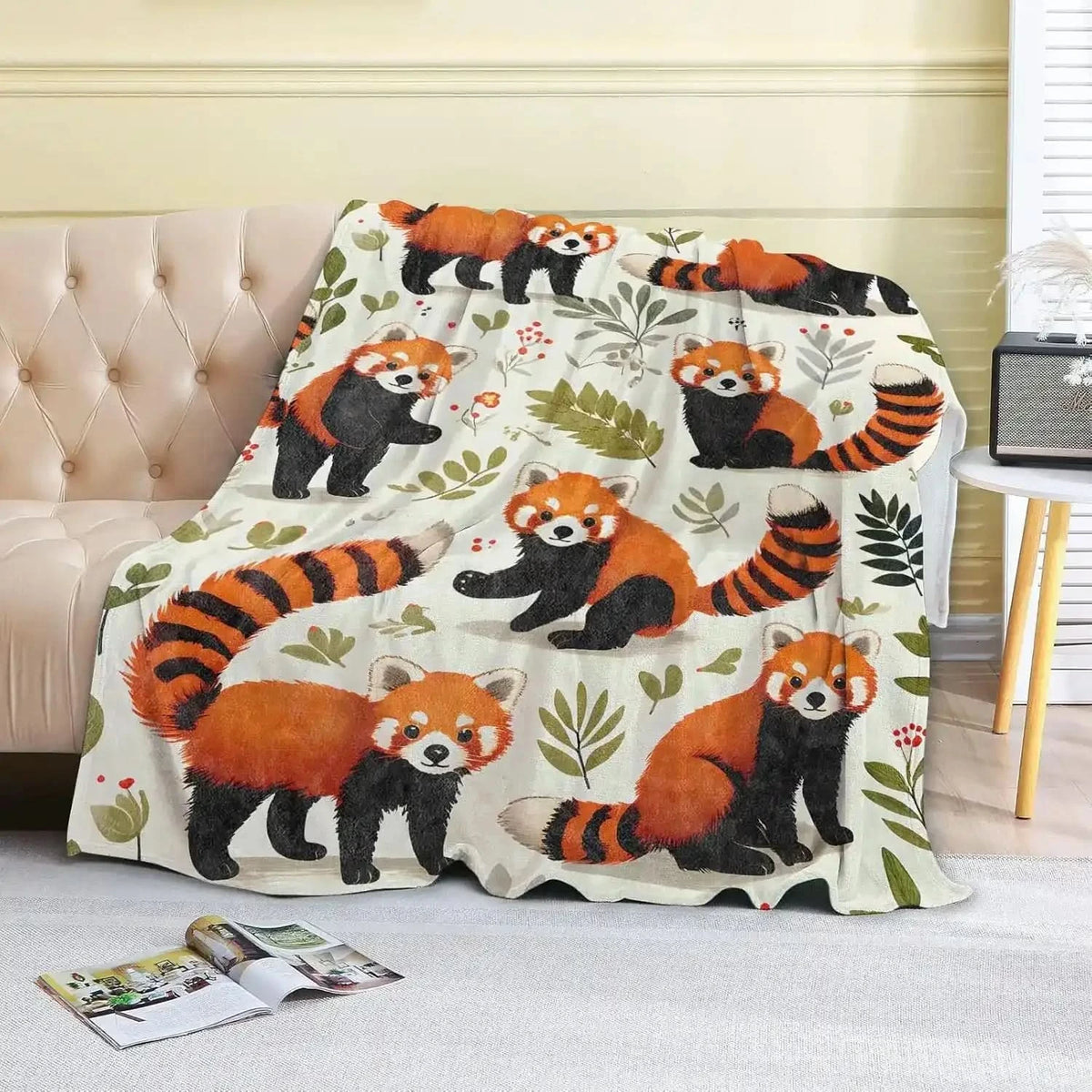 Couverture polaire panda roux étalée sur un canapé - Choupinoo