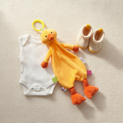 Doudou bébé canard — flat lay cadeau de naissance avec chaussons et body bébé - Choupinoo