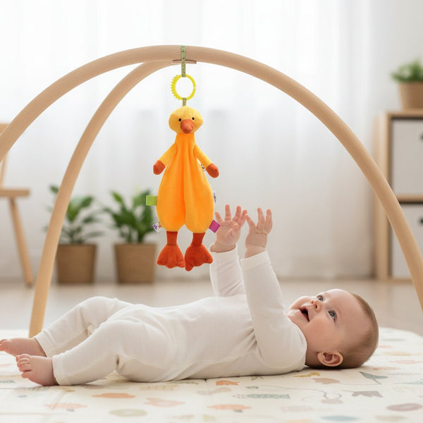 Doudou bébé canard jaune sur arche d'éveil — bébé qui attrape le doudou animal suspendu - Choupinoo