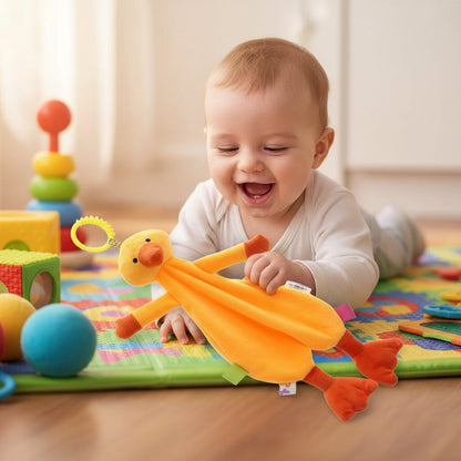 Doudou bébé canard jaune à saisir — bébé sur tapis d'éveil attrapant le doudou animal suspendu - Choupinoo