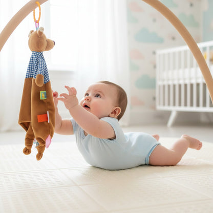 Doudou bébé ours marron à saisir — bébé qui tend les bras vers le doudou animal sur arche d'éveil - Choupinoo
