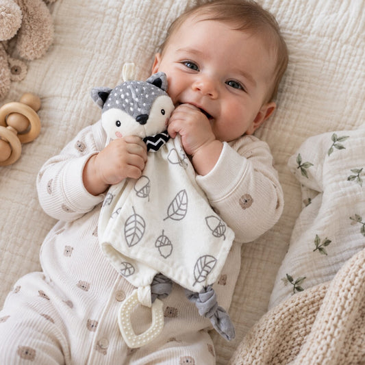 Bébé tenant son Doudou Couverture Bébé renardeau entre ses mains