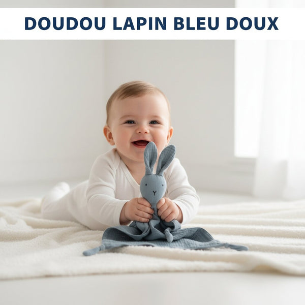 Doudou lapin en gaze de coton bleu doux tenu par un bebe de 3 mois souriant sur une couverture blanche - Choupinoo