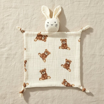 Doudou lapin en gaze de coton motif oursons pose a plat sur drap de berceau creme
