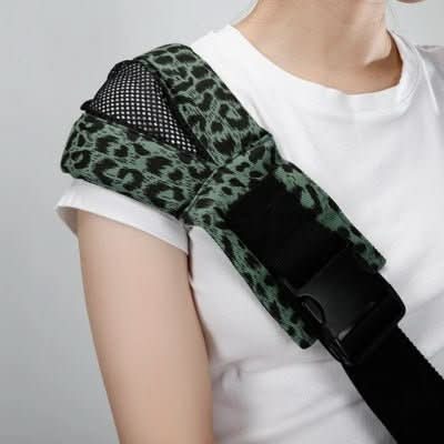 Détail sangle épaule écharpe de portage été tissu mesh respirant léopard vert boucle noire réglable