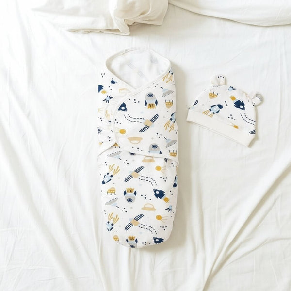 Ensemble emmaillotage bébé motif Espace avec bonnet assorti – vue à plat couverture coton Choupinoo