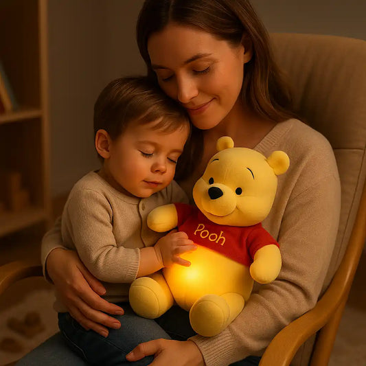 Enfant tenant Winnie l’ourson jaune qui respire dans un fauteuil avec sa maman
