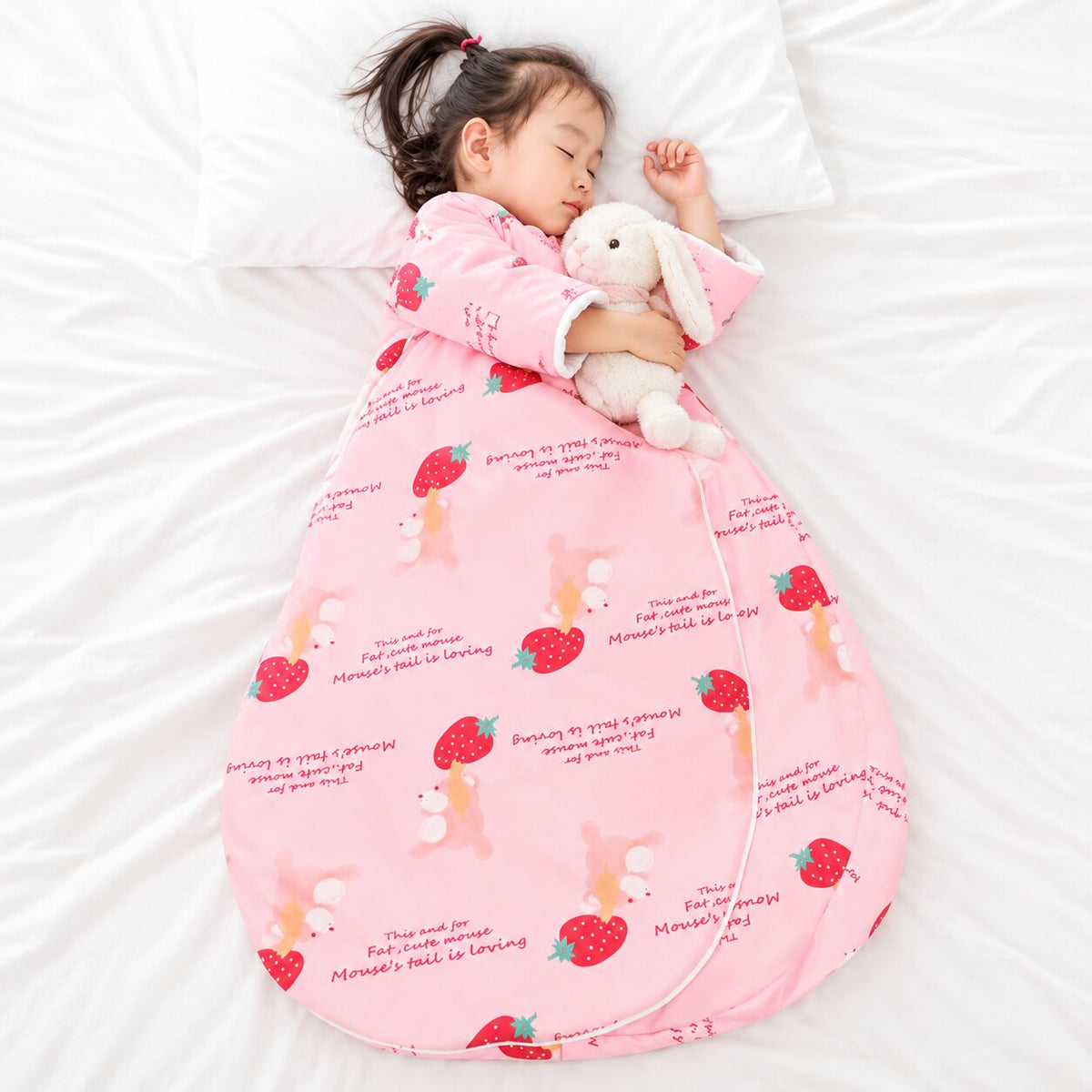 Gigoteuse bébé rose à motif fraises, enfant endormi avec un doudou lapin - Choupinoo

