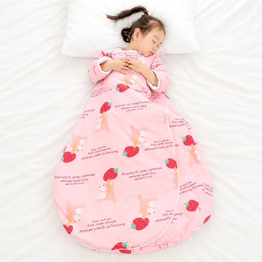 Gigoteuse bébé rose à motif fraises, enfant endormi sur un lit blanc - Choupinoo

