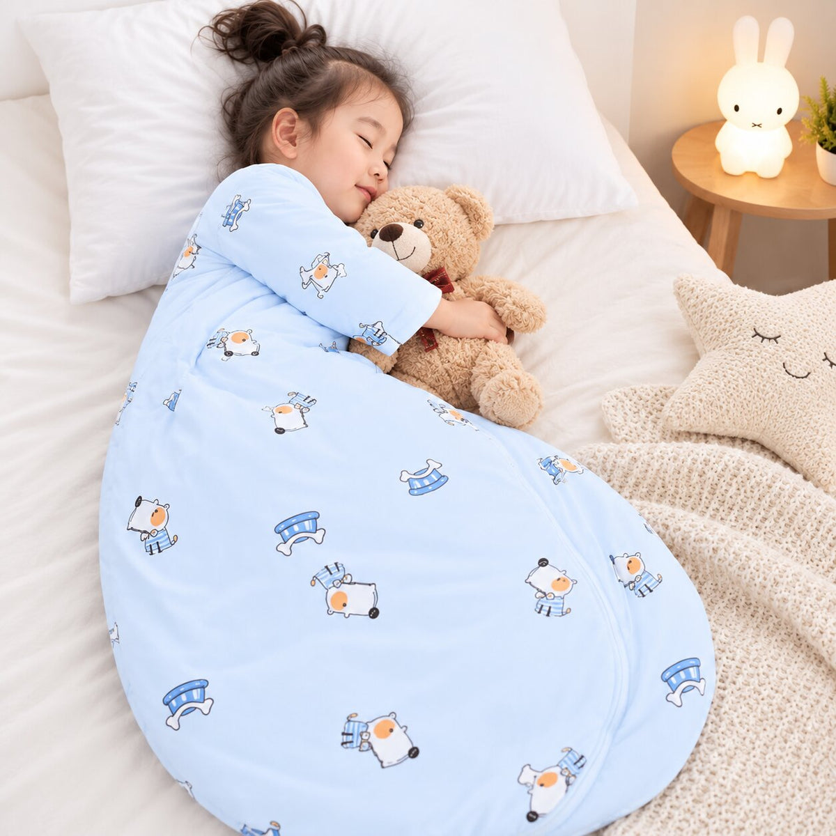 Gigoteuse évolutive bébé bleu clair à manches longues avec motifs illustrés, enfant endormi en câlinant un ours en peluche - Choupinoo