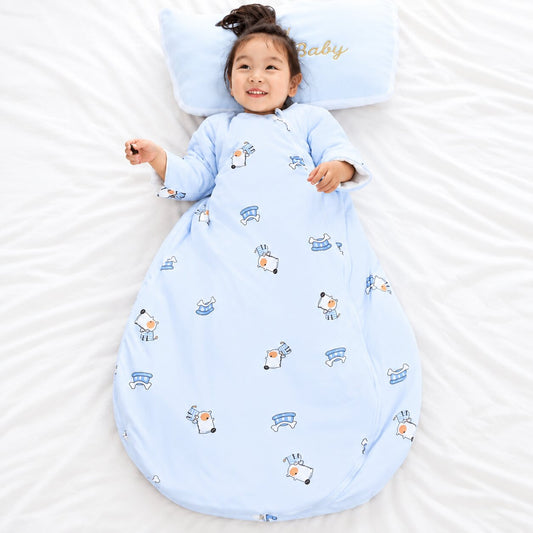 Gigoteuse évolutive bébé bleu clair à manches longues avec motifs illustrés, enfant souriant allongé sur un lit - Choupinoo

