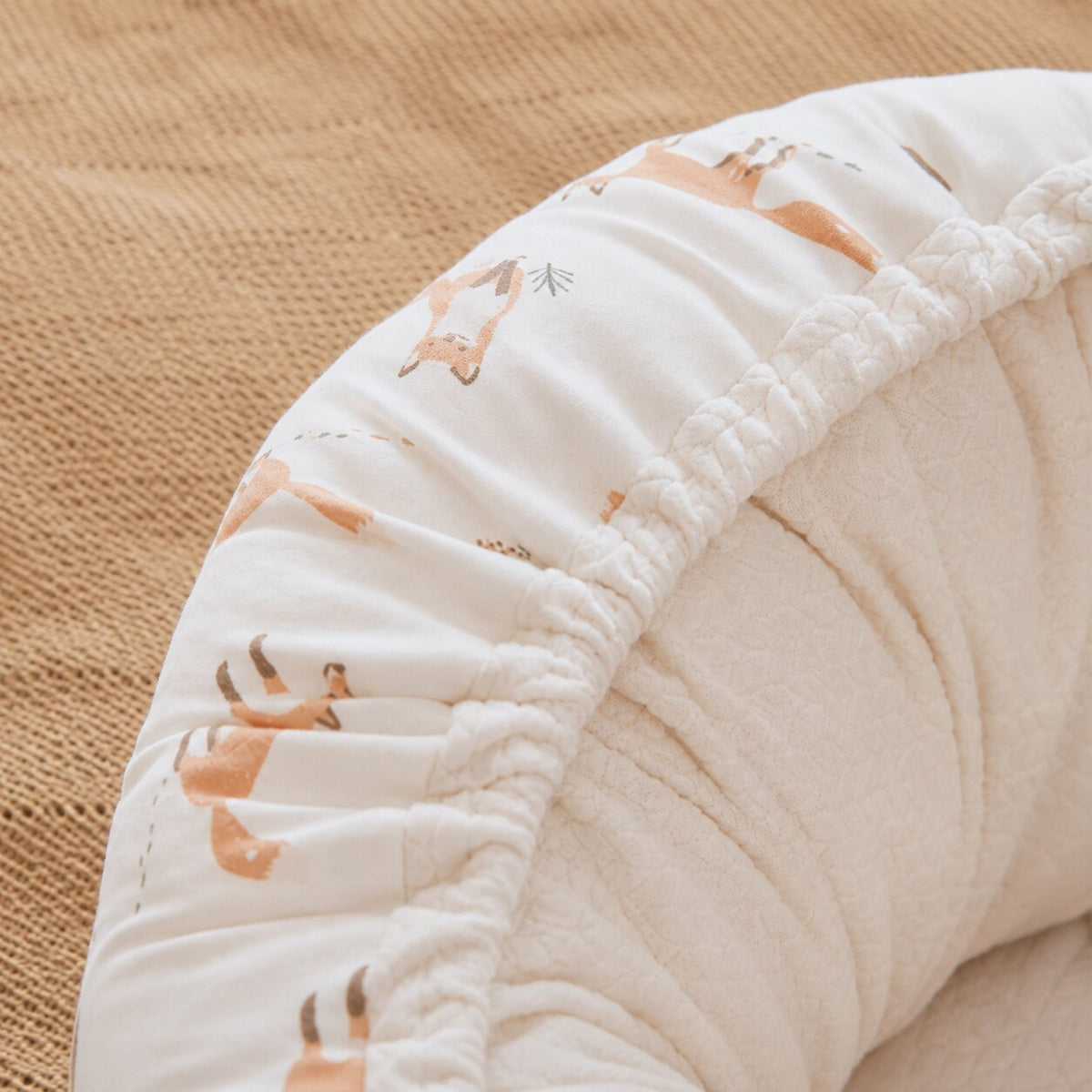 Gros plan couture elastique reducteur de lit bebe renard motif renards - Choupinoo