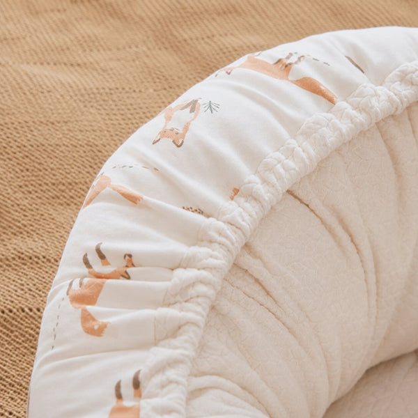 Gros plan couture elastique reducteur de lit bebe renard motif renards - Choupinoo
