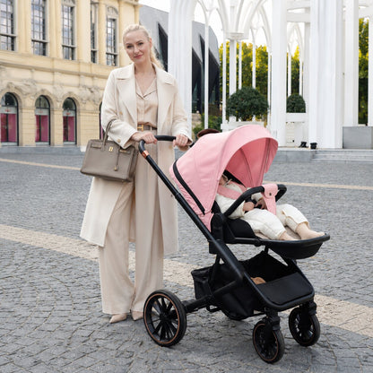 Maman poussant poussette 2 en 1 rose bebe en assise en ville - Choupinoo