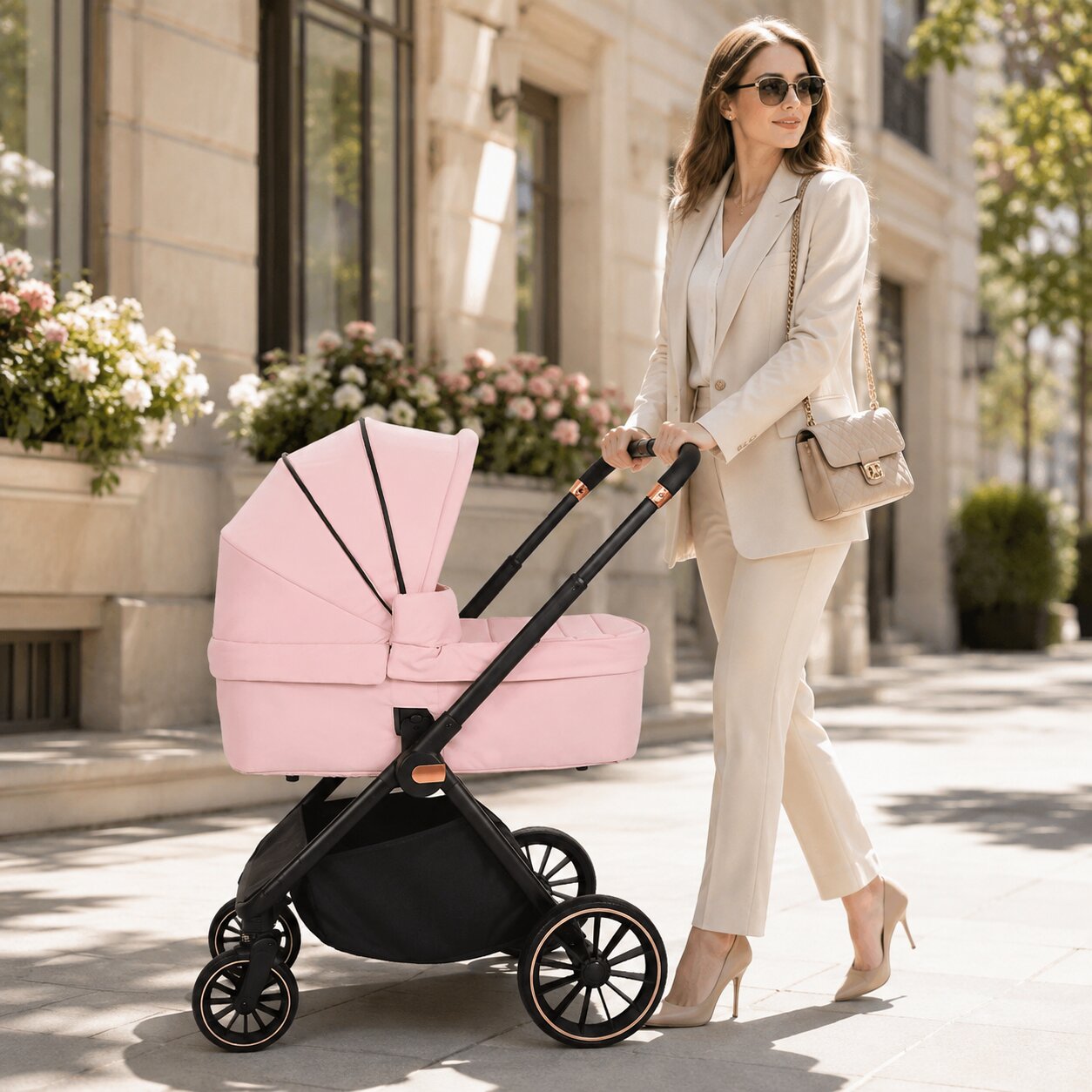 Maman avec poussette 2 en 1 rose mode nacelle promenade urbaine - Choupinoo