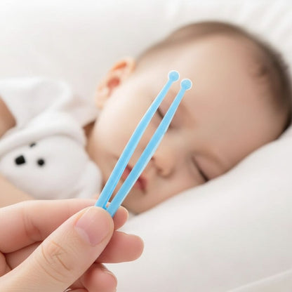 Macro des embouts de la pince nettoyage bébé bleue insérés dans le nombril du nourrisson avec peluches blanches - Choupinoo