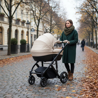 Poussette 3 en 1 nacelle mode landau coloris creme promenade automne allee vue de profil - Choupinoo