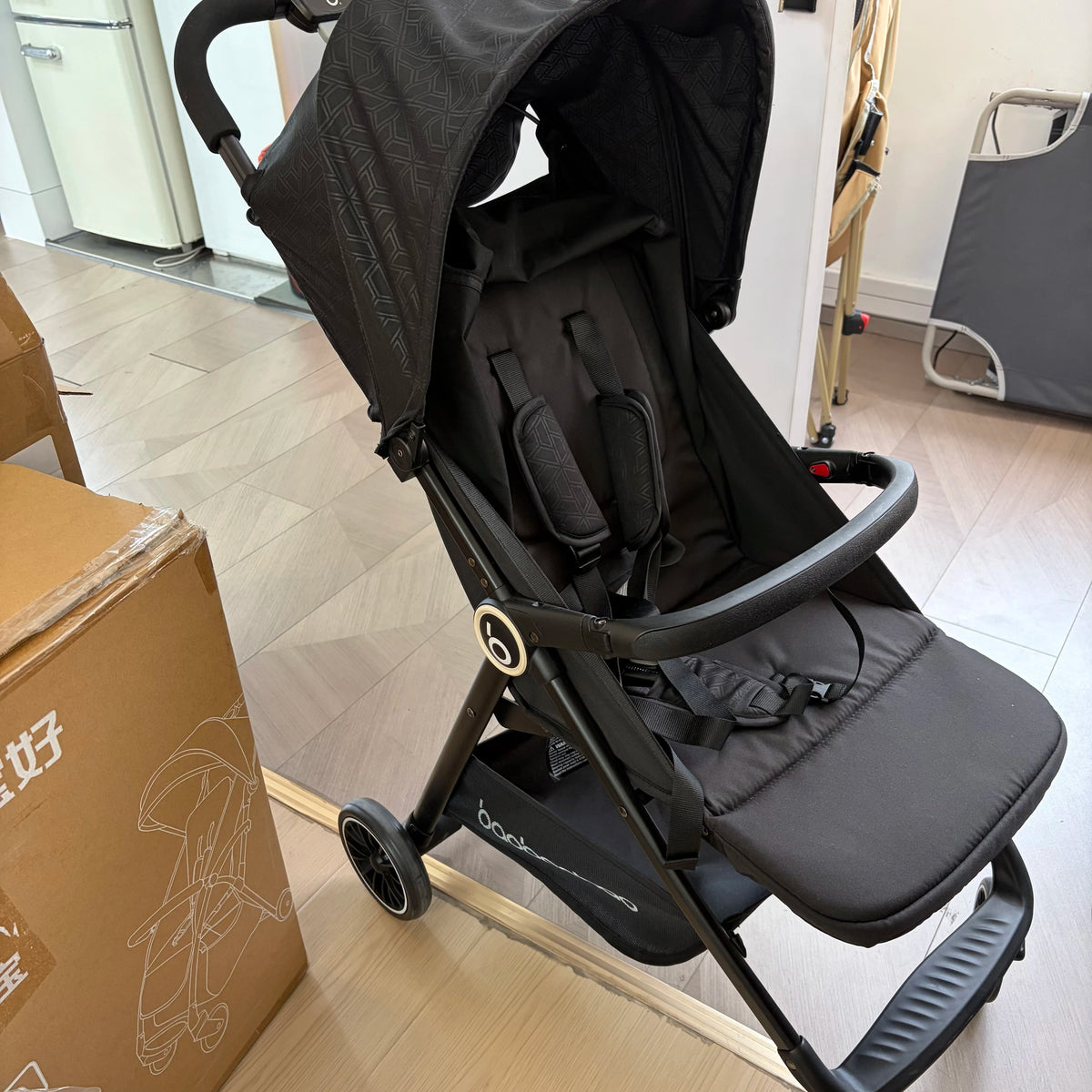Détail de l’assise et du harnais de la Poussette Bébé Pliable Tout Confort noire
