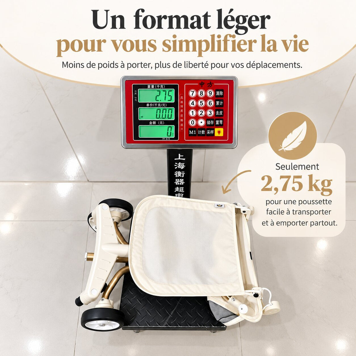 Poussette canne grand enfant pliée posée sur une balance pour illustrer son format léger