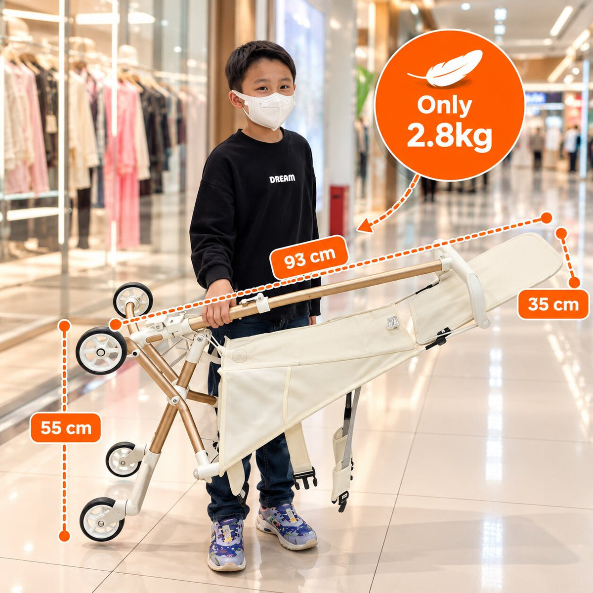 Grand enfant transportant la poussette canne pliée au format compact pendant un déplacement