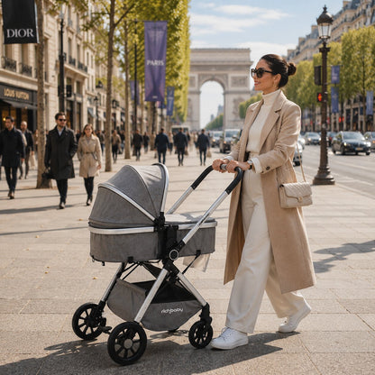 Poussette convertible en mode nacelle, maman elegante sur les Champs-Elysees avec Arc de Triomphe en fond - Choupinoo