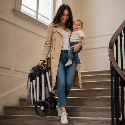 Poussette convertible pliee portee a la main dans un escalier, maman tenant son bebe - Choupinoo