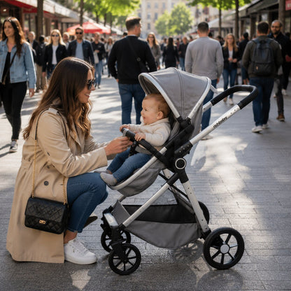 Poussette convertible position haute, maman au niveau de son bebe en place publique - Choupinoo